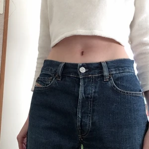 Diesel industry jeans - Låg/medelmidjade jeans från diesel industry med knäppning. Dessa är storlek 28, men jag har vanligtvis typ 25/26 och tycker dessa passar mig. Tror dock de passar någon med storlek 28 också. Jeansen är raka och långa i benen! 🌻