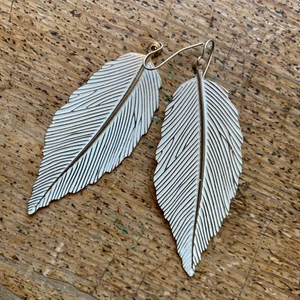 Fjäderformade örhängen  - Minns inte var de kommer ifrån. Guldfärgade. Inte riktig guld eller silver. Köparen står för frakten. Kan skicka med frimärken om du hellre vill det (=inte spårbart) 