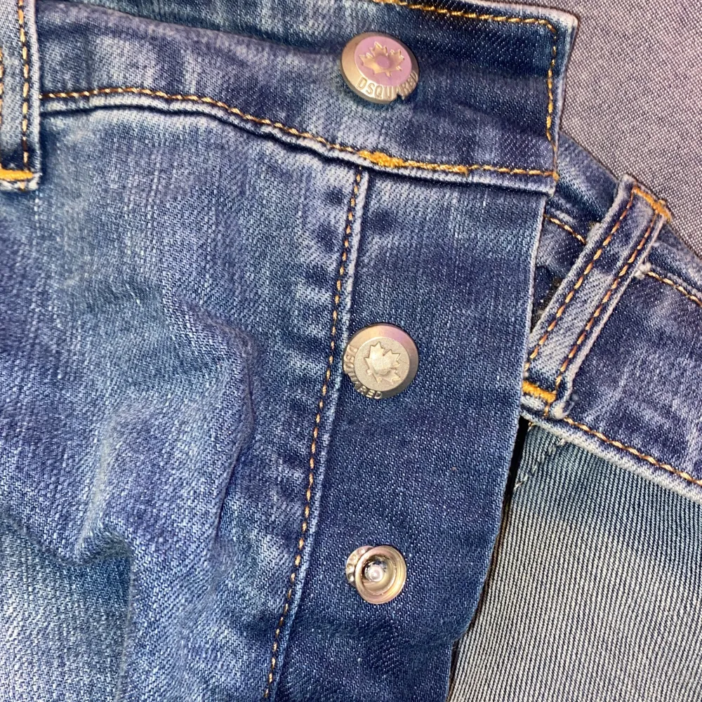 DSQUARED jeans, använda fåtal gånger! Säljer pga att dom inte kommer till användning.. Jeans & Byxor.