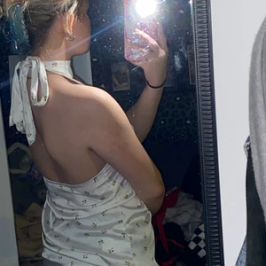 Blommig vit tröja med öppen rygg  - Tröjan är en väldigt fin sommartröja inte använd så mycket men tröjan har haft sina fina stunder. 