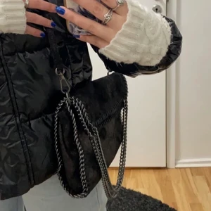 Stella McCartney liknande väska  - Säljer denna jättefina och trendiga stella liknande väskan i nyskick, har tyvärr inte använt den så mycket då jag har flera stycken. 🖤 BANDET på väskan går att göra LÄNGRE & KORTARE 🥰  Bud på 360. Säljer väskan den 24 februari! ❗️