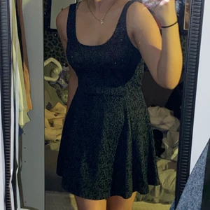 En marinblå klänning med vita prickar  - Klänningen har använts 1 gång, den är lite kortare och väldigt fin. Sitter tajtare över magen och går ut nertill 