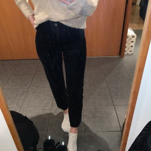 GADEROBSRENSNING!! - Snygga manchesterbyxor från HM. Sparsamt använda och därav utan defekter. Strl 36 och passar mig som är 170cm. Brukar valigtvis bära 34-36