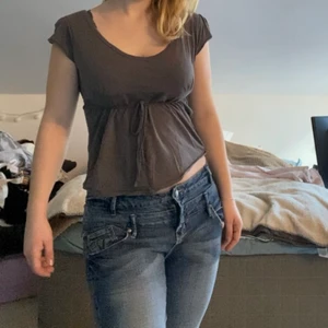 Topp med tigertryck  - Svincool tröja med en tiger på ryggen och snörning där fram! 