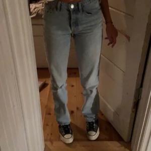 Låg midjade byxor  - Ett par jätte snygga lågmidjade/midwaist byxor ifrån Kappahl. Dom är i storlek 40 men skulle säga att dom sitter som en 36-38 . Säljer p.g.a att dom inte kommer till användning längre men har inga defekter över huvudtaget. Skriv för frågor eller för fler bilder (första bilden är lånad) 🥰