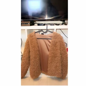 Kofta  - Säljer nu denna gosiga koftan jag aldrig har använt på grund av att den är för stor för mig så sen är i bra skick ❤️köparen står för frakten🥰