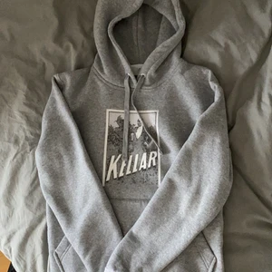 Th Cool Epehant hoodie - Säljer nu detta plagg pga att jag ej använde den. Har använt den 1 gång . Randen längst ner är borta då den åkte av. Hör av er