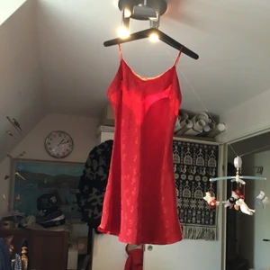 Fin satin klännig - I mycket bra skick och anvandade en gång.passar xs- s