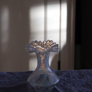 Vas - Söt vas med ett murano swirl-liknande mönster och plisserade finns nu tillgänglig!   Höjd 14cm Diameter 10cm Pris 285:-  Under uppstart av hemsidan sker köp för tillfället via DM, hör av er där vid intresse!