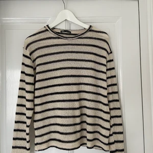 Randig tröja Zara - Säljer min tröja från Zara då den inte kommer till användning💓Endast använd en gång och är i storlek S!! 