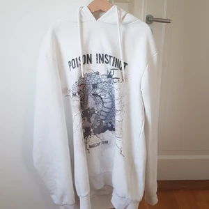 Vit hoodie med poison instinct sak - Den är en vit hoodie med en cool orm typ och det star poison instinct på den. Frukt kan diskuteras.