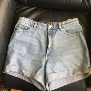 Monki shorts storlek 30 - Mina Monki shorts storlek 30 170/76A jätte söta är i helt nytt skick har använd den 1 gång säljer för har mkt i garderoben hör av dig om du har frågor köpte den för 250 kr i somras