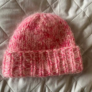 Ganni mössa - En jättefin stickad mössa från Ganni. Nypris: 850 kr. 