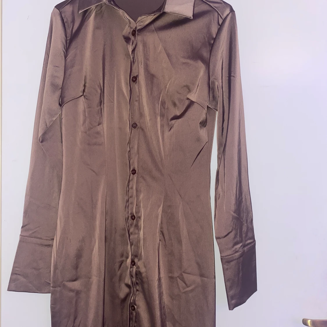 Brun satin klänning 