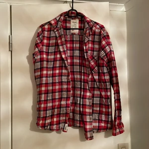 Rödvitrutig skjorta  - Skjorta köpt på BikBok för flera år sedan, kan inte minnas sist jag använde den. Katt finns i hemmet😽🥰