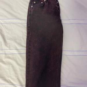 Sweet sktbs jeans i färg svart/röd storlek 26