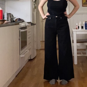 Jeans - Jeans från weekday, dem är avklippta längst ner.  Säljer pga att dem är för stora och passar någon som även är lite längre