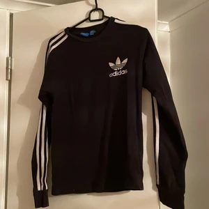 Adidas långärmad  - Svart långärmad adidaströja köpt i usa! Katt finns i hemmet 😽🥰