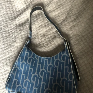 Väska - Väska i jeanstyg. Bra skick med justerbart band🥰