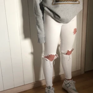 Jeans - Super sköna stretchiga vita jeans från River Island med slitningar. Skriv för mer info och bilder ✨ Köparen står för frakt 📦