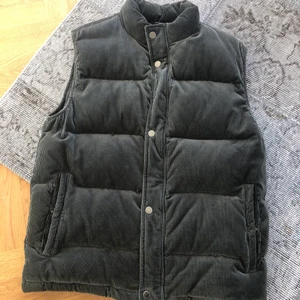 Tiger of sweden väst - Säljer min nästan helt oanvända Manchester väst då jag knappt använt den. Köpt hösten 2021 för 5000kr