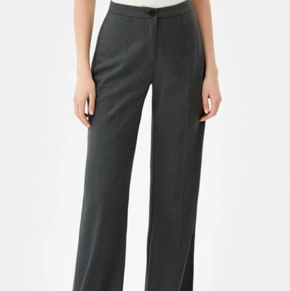 Säljer dessa as snygga gråa kostymbyxor ifrån bershka använda 1 gång men tycker dom är lite för små…. 200kr + frakt💕. Jeans & Byxor.