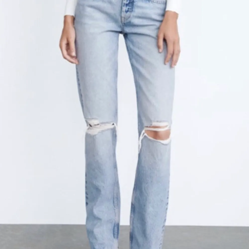 ANVÄND INTE KÖP DIRKET FUNKTIONEN UTAN KONTAKTA MIG INNAN! populära zara mid waist jeans med slitningar. använda en gång. säljer då de tyvärr inte passar. är fler intresserade blir de budgivning!💓😊. Jeans & Byxor.