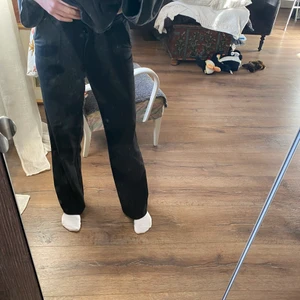 Svarta kostymbyxor  - Svarta kostymbyxor från NA-KD i en lösare modell som har en slits bak vid foten. Tycker dessa är skit snygga och väldigt sköna. Storlek 34.