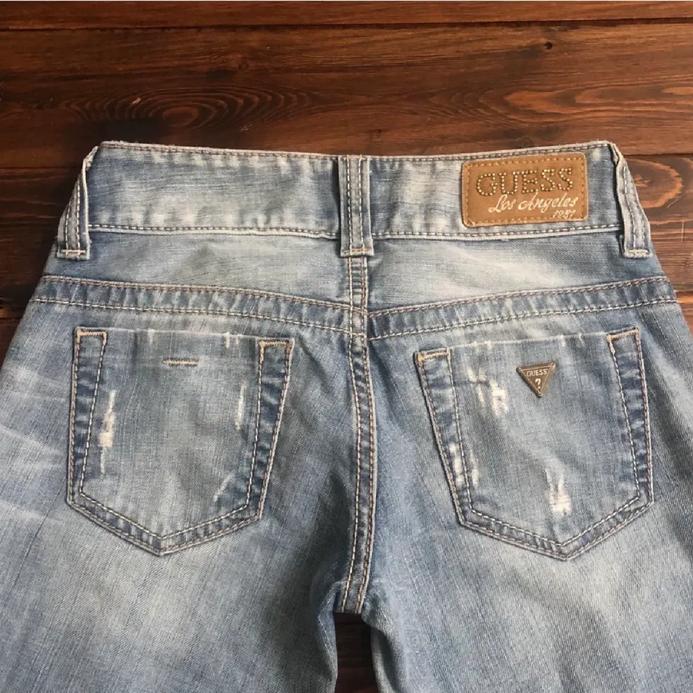 Supersnygga vintage jeans från guess. I jättebra skick! Jeansen passar en vanlig 32, men skulle även säga att det passar en 34 då jag har det i många jeans. Säljer endast vid bra bud☺️. Jeans & Byxor.