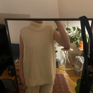 Stickad väst med polo - Supermysig stickad väst med polokrage i oversize-modell. Inte alls stickig!