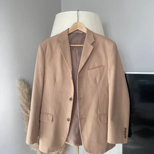 Beige blazer 💌 - Storlek: står inte, skulle säga Oversize på s/m Märke: står inte Skick: väldigt bra Kan skicka fler bilder vid behov ❤️