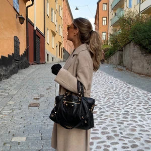 Beige kappa  - Längre kappa med fransdetaljer på ena sidan av öppningen från Zara, i mycket bra skick! 🥰