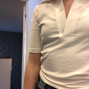 Gina tricot t-shirt Klara - Jag har aldrig använt den, har bara provat den. Jag säljer denna eftersom jag tycker att den inte ser bra ut på mig. Och plagget har ingen fläck. Köpte den för 150 så ni köper den för 90kr💗