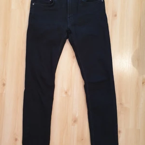 Svarta Jeans - Svarta jeans från Lager 157. Storlek: 30/32. Oanvända. Säljes pga fel storlek. Nypris: 200kr.