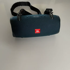 Jbl XTREME2 högtalare - Jbl XTREME2 högtalare (NYPRIS:1700kr). Högtalaren kommer utan laddare, så det får man köpa någon annanstans, tex amazon eller jbl.se  GRATIS FRAKT!!