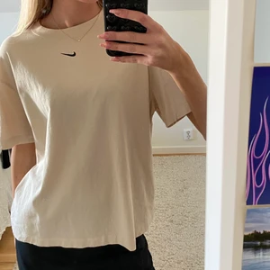 Nike tisha - T-shirt från nike med loggan fram, använd en gång, som ny! Frakt tillkommer💖