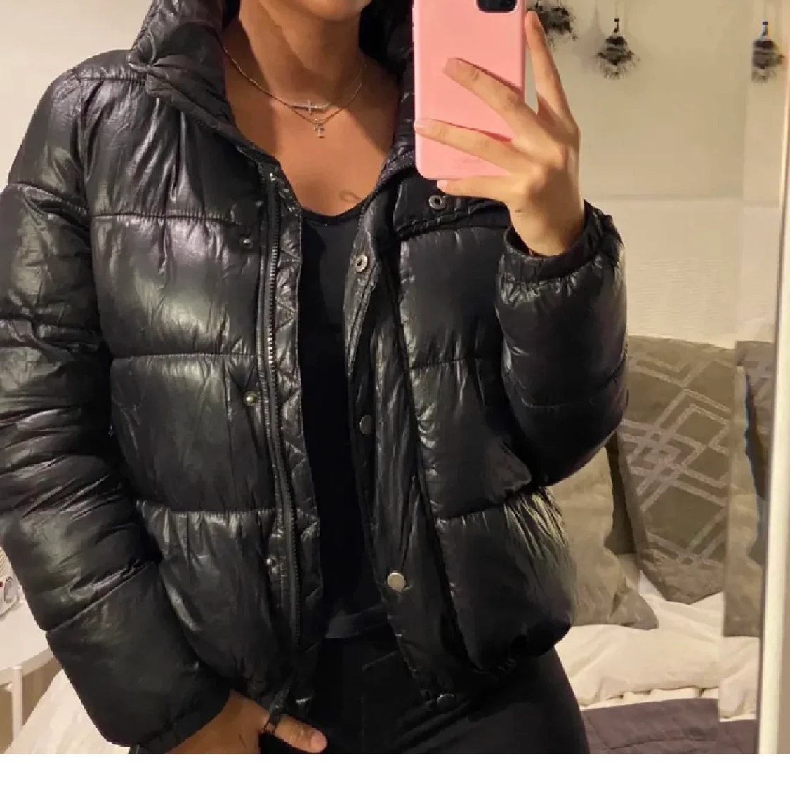 Svart glansig jacka