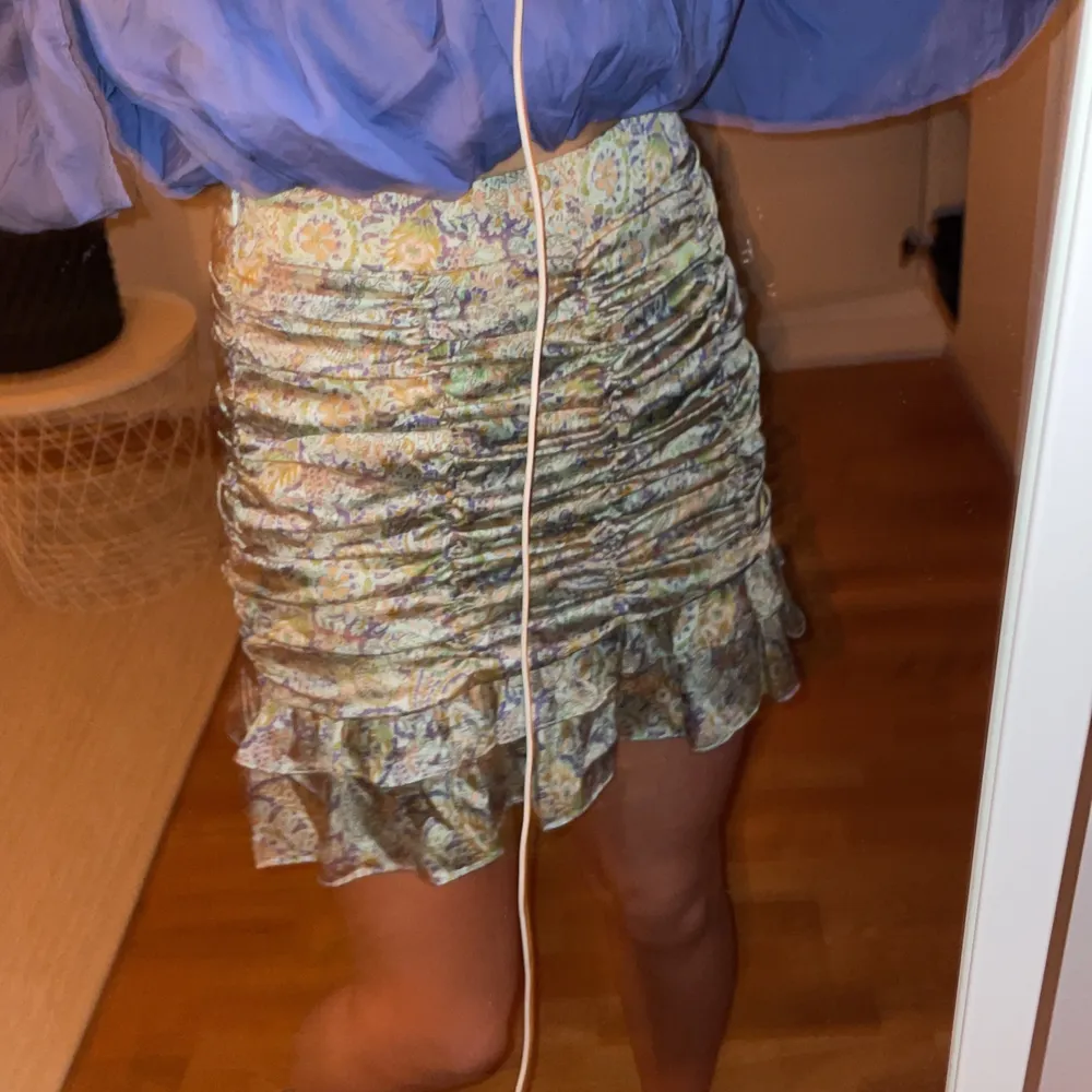 Kort mönstrad kjol från Zara🌈 dragkedja i ena sidan! Helt oanvänd!. Kjolar.