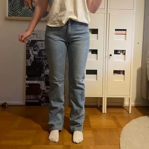 Ljusblå jeans - Jätte fina ljusblå jeans från weekday i modellen twig! Storleken är 27 och längden är 32 och dem passar mig som är ca 166 perfekt!!