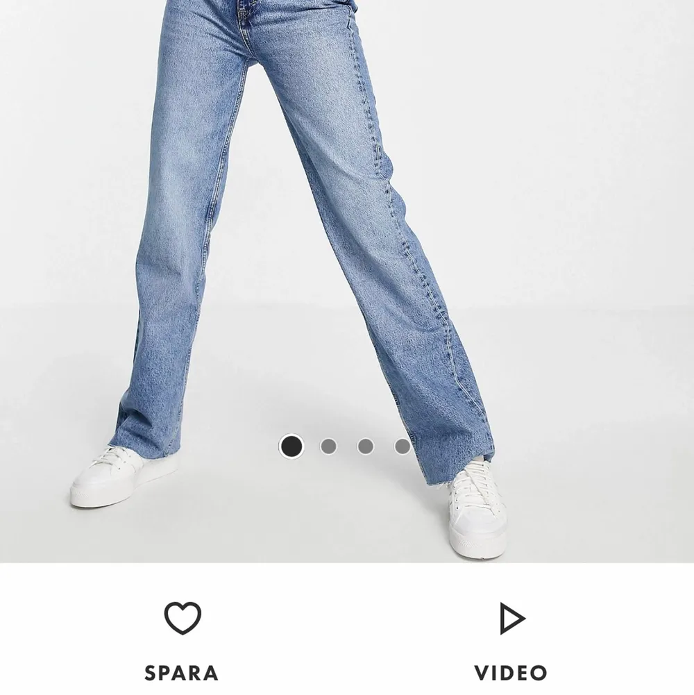 Säljer mina jeans från pull&bear då de är för stora för mig!🤍 de är använda men inte slitna🤍 de första två bilderna är lånade! Frakt tillkommer📦. Jeans & Byxor.