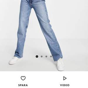 Säljer mina jeans från pull&bear då de är för stora för mig!🤍 de är använda men inte slitna🤍 de första två bilderna är lånade! Frakt tillkommer📦