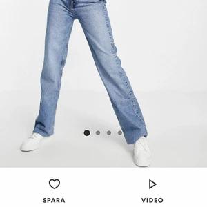 Raka dadjeans - Säljer mina jeans från pull&bear då de är för stora för mig!🤍 de är använda men inte slitna🤍 de första två bilderna är lånade! Frakt tillkommer📦