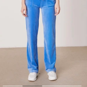 Juicy couture byxor - Jag söker ett par juicy couture byxor i vilken färg som helst, under 500 om ni har skriv till mig privat💓 i storlek S