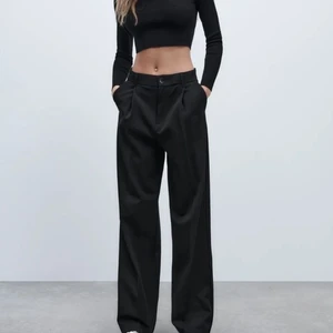 Kostymbyxor full length - Säljer en utav mina favorit kostymbyxor från zara pga att dom är lite för små för min stil. De är i full length modellen och är köpta i somras och använda fåtal gånger🤍