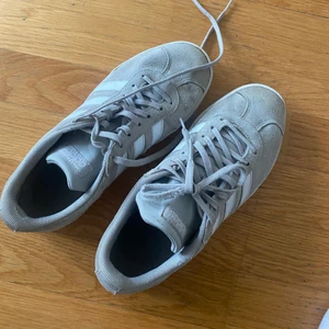 Adidas Gazelle grå - Strl 40. Obs se alla bilder. I använt men ändå fint skick. Kan skickas för fraktkostnad eller mötas upp i Stockholm. 