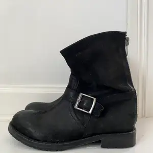 Boots från Wera Stockholm i storlek 38 💎 Använt ett fåtal gånger med inga synliga slitage 🌸 Ytterst lite slitage under skon, fler bilder kan skickas på efterfrågan ✨