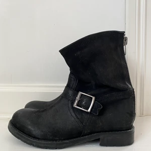 Wera Stockholm boots - Boots från Wera Stockholm i storlek 38 💎 Använt ett fåtal gånger med inga synliga slitage 🌸 Ytterst lite slitage under skon, fler bilder kan skickas på efterfrågan ✨