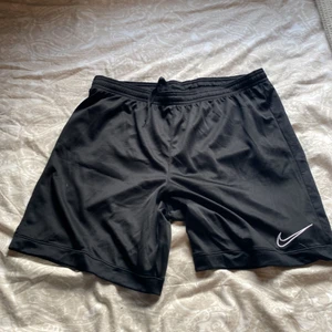 Nike shorts - I princip oanvända de är i strl. L men passar m också! Köparen står för frakt om det ska skickas!!🤗