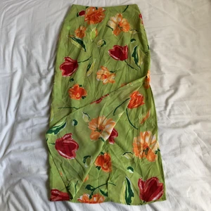 Blommig lång kjol  - Bra skick