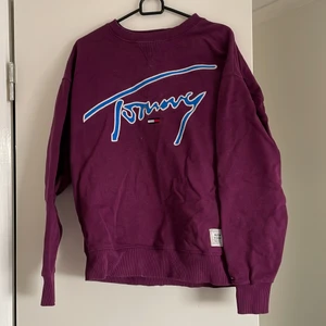 Tommy Hilfiger tjocktröja - Säljs då den inte kommer till användning lägre, HAR EN FOUNDATION FLÄCK!!! Har tvättat den men den verkar inte gå bort, ni kanske är bättre på att tvätta kläder än mig och får bort den😅 aja därav priset. Är från herravdelningen🥰 frakten är inräknad i priset!
